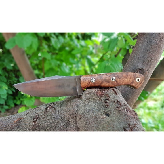 Coltello da caccia 1075 Carbon Steel e Maniglia in legno di noce