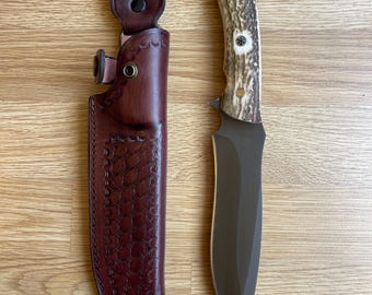 Jagdmesser Aus 1075er Kohlenstoffstahl – Mit Griff Aus Walnuss – Hergestellt Nach Einer Schmiedearbeit, Mit Lederscheide – Nr: 50