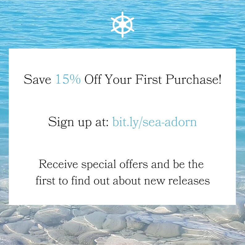 Może przedstawiać: Grafika w kolorze niebieskim i białym z kołem sterowym na g&oacute;rze i tekstem: "Save 15% Off Your First Purchase! Sign up at: bit.ly/sea-adorn Receive special offers and be the first to find out about new releases".