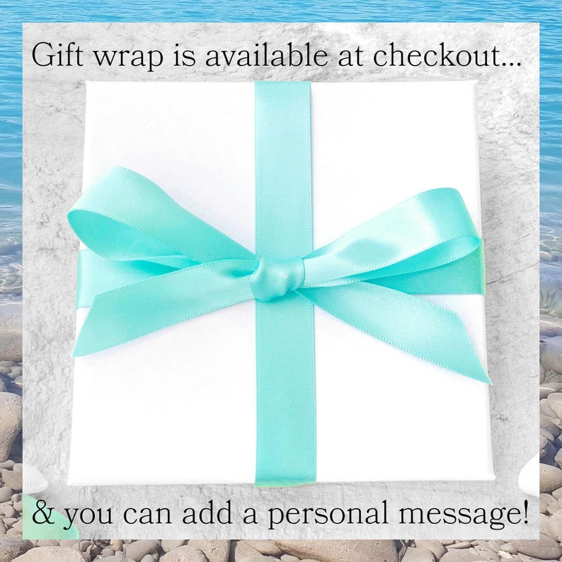 Może przedstawiać: Białe pudełko prezentowe z turkusową wstążką zawiązaną w kokardę. Na obrazku widnieje tekst "Gift wrap is available at checkout... & you can add a personal message!"