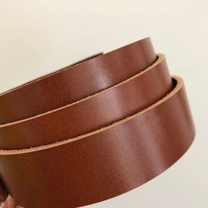 Correa de cuero para brida inglesa color castaño: grano completo, bronceado vegetal, 50" de largo imagen 2