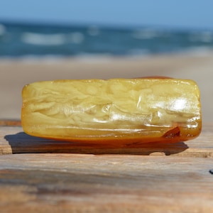 Baltic amber, extra large sea amber stone, good quality with nice texture, ein großes Stück Bernstein 79grams