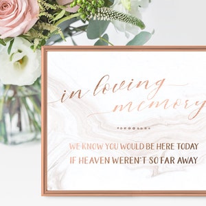 以下が含まれることがあります： 「in loving memory」と「We know you would be here today if heaven weren't so far away」と書かれた、白地に大理石模様のサイン。サインの縁はローズゴールドで縁取られている。