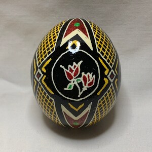 Circled rose pisanka
