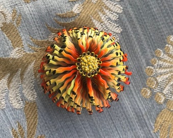 Broche fleur émaillée orange et jaune vintage 1950