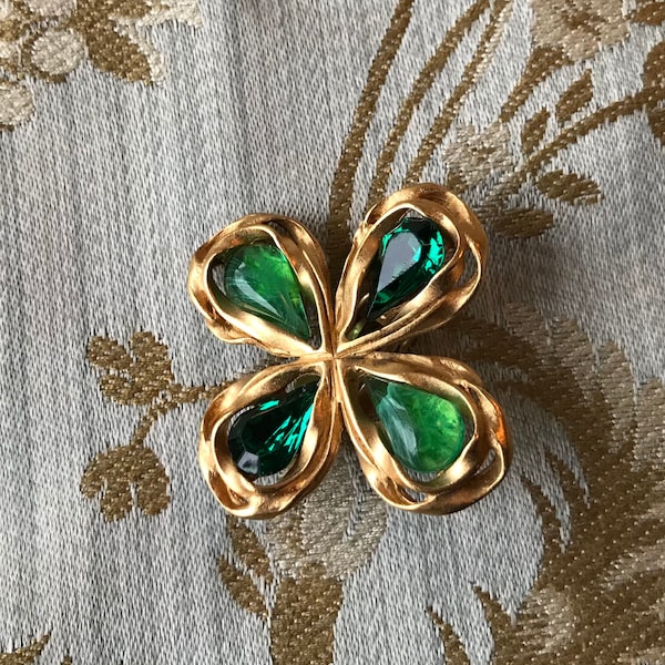 Mono earring signed GUY LAROCHE Paris green clover in French glass designer clip single