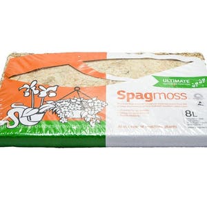 Puede incluir: Un paquete de musgo Sphagnum, también conocido como turba de Sphagnum, para usar con plantas. El paquete es naranja y blanco con el texto "Ultimate Water Retention" y "Spagmoss" en negro. El paquete es de 8 litros y es ideal para todo tipo de plantas.