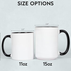 K&ouml;nnte beinhalten: Zwei wei&szlig;e Keramikbecher mit schwarzen Griffen und R&auml;ndern. Der kleinere Becher ist 9,6 cm hoch und 8,4 cm breit, mit der Aufschrift "11oz". Der gr&ouml;&szlig;ere Becher ist 11,9 cm hoch und 8,6 cm breit, mit der Aufschrift "15oz". Der Text "SIZE OPTIONS" steht oben.