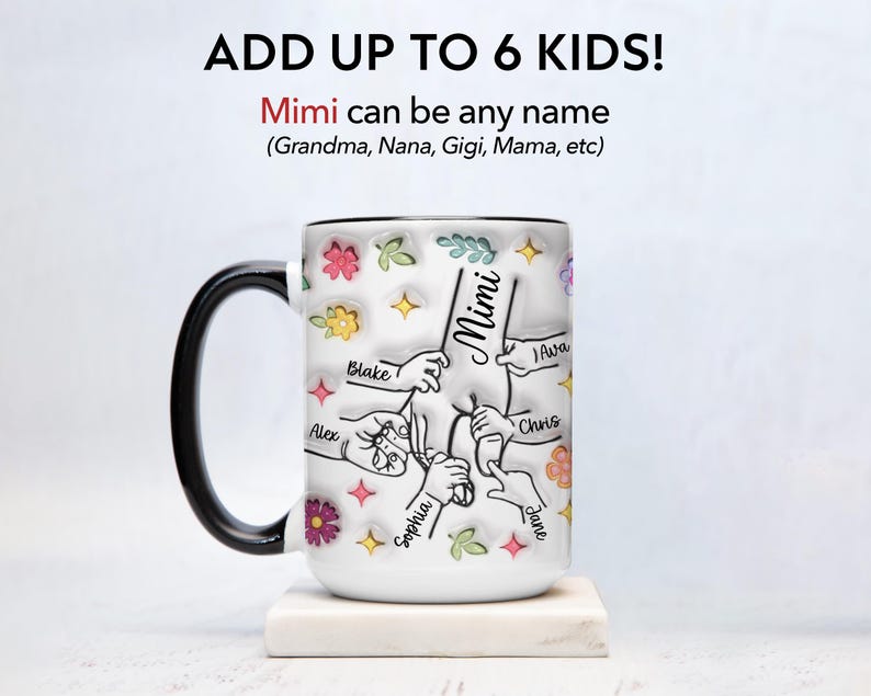 Puede incluir: Taza de caf&eacute; de cer&aacute;mica blanca con asa negra. La taza tiene un dise&ntilde;o de seis manos que se alzan hacia una figura central etiquetada como "Mimi". Cada mano tiene un nombre escrito en ella: Alex, Blake, Sophia, Ava, Chris y Jane. La taza est&aacute; rodeada de peque&ntilde;as flores y estrellas de colores.