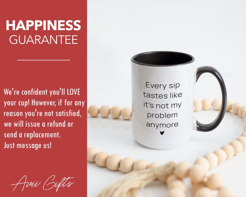 Puede incluir: Taza de caf&eacute; de cer&aacute;mica blanca con borde y asa negros. La taza tiene texto negro que dice "Every sip tastes like it's not my problem anymore". Un peque&ntilde;o s&iacute;mbolo de coraz&oacute;n est&aacute; debajo del texto. La taza est&aacute; sobre una superficie blanca con una guirnalda de cuentas de madera.