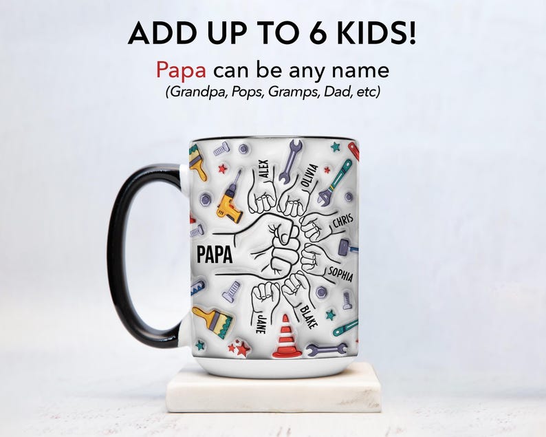 K&ouml;nnte beinhalten: Wei&szlig;e Keramiktasse mit schwarzem Henkel und Rand. Die Tasse zeigt das Wort "PAPA" und Illustrationen von Werkzeugen und F&auml;usten. Der Text "ADD UP TO 6 KIDS!" steht oben, mit Namen wie Alex und Olivia.