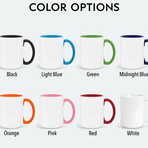 Puede incluir: Ocho opciones de color diferentes para una taza de cer&aacute;mica con un borde y un asa de color. Los colores son negro, azul claro, verde, azul medianoche, naranja, rosa, rojo y blanco.
