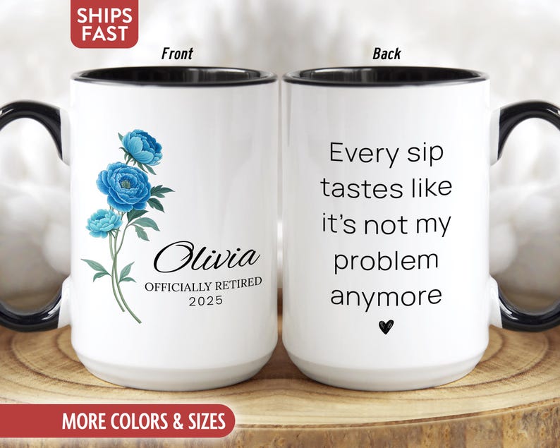 Puede incluir: Taza de caf&eacute; de cer&aacute;mica blanca con borde y asa negros. La parte delantera de la taza presenta un dise&ntilde;o floral azul y el texto "Olivia Officially Retired 2025". La parte posterior de la taza tiene el texto "Every sip tastes like it's not my problem anymore".