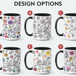 Puede incluir: Seis dise&ntilde;os diferentes para una taza de cer&aacute;mica blanca con borde negro. Cada taza presenta una ilustraci&oacute;n dibujada a mano de manos entrelazadas con acentos florales y nombres personalizados. Los nombres en las tazas son Gigi, Chris, Sophia y Ava.