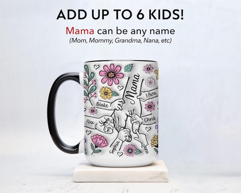 Op de afbeelding: Witte keramische mok met een zwart handvat, versierd met bloemen en het woord "Mama". De mok heeft de tekst "Add up to 6 kids!" en namen als "Blake", "Alex", "Sophia", "Chris", "Ava" en "Jane".