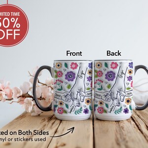 Puede incluir: Taza de cer&aacute;mica blanca con asa negra. La taza tiene un dise&ntilde;o floral con ilustraciones dibujadas a mano de manos que se sostienen. El texto "Gigi" est&aacute; escrito en la taza. La taza est&aacute; impresa en ambos lados.