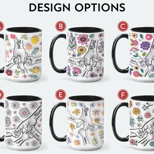 Puede incluir: Seis tazas de caf&eacute; blancas con asas y bordes negros. Cada taza tiene un dise&ntilde;o diferente con una ilustraci&oacute;n dibujada a mano de manos entrelazadas con la palabra "Mimi" y los nombres de los miembros de la familia. Los dise&ntilde;os incluyen flores coloridas y patrones florales.
