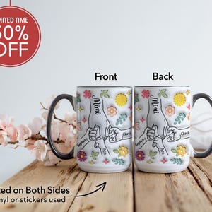 Puede incluir: Taza de cer&aacute;mica blanca con asa negra. La taza tiene un dise&ntilde;o floral con huellas de manos y la palabra "Mimi" en la parte delantera. La parte posterior de la taza tiene el mismo dise&ntilde;o con los nombres "Sophia", "Chris" y "Ava" en ella. La taza est&aacute; impresa en ambos lados.