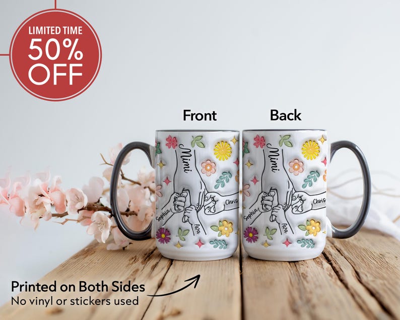 Puede incluir: Taza de cer&aacute;mica blanca con asa negra. La taza tiene un dise&ntilde;o floral con huellas de manos y la palabra "Mimi" en la parte delantera. La parte posterior de la taza tiene el mismo dise&ntilde;o con los nombres "Sophia", "Chris" y "Ava" en ella. La taza est&aacute; impresa en ambos lados.