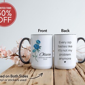 Puede incluir: Taza de caf&eacute; de cer&aacute;mica blanca con asa negra. La parte delantera de la taza tiene un dise&ntilde;o floral azul y el texto "Olivia Officially Retired 2025". La parte posterior de la taza tiene el texto "Every sip tastes like it's not my problem anymore".