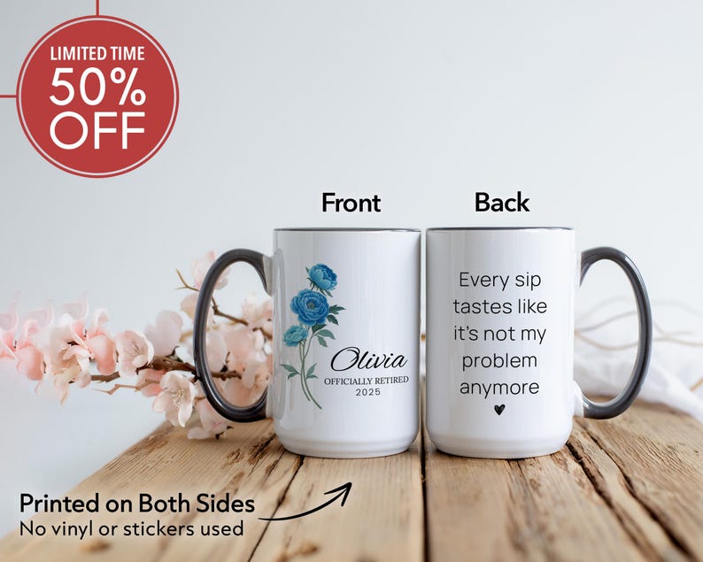 Puede incluir: Taza de caf&eacute; de cer&aacute;mica blanca con asa negra. La parte delantera de la taza tiene un dise&ntilde;o floral azul y el texto "Olivia Officially Retired 2025". La parte posterior de la taza tiene el texto "Every sip tastes like it's not my problem anymore".