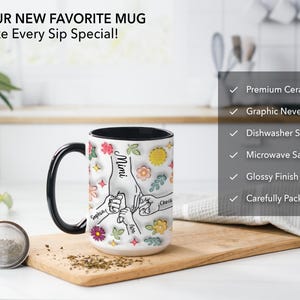 Puede incluir: Taza de cer&aacute;mica blanca con borde y asa negros. La taza presenta una ilustraci&oacute;n colorida de manos que se sostienen entre s&iacute; con los nombres Mimi, Ava, Sophia y Chris escritos en los dedos. La taza est&aacute; rodeada de flores y hojas.