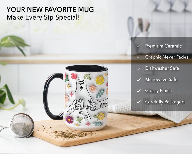 Puede incluir: Taza de cer&aacute;mica blanca con borde y asa negros. La taza presenta una ilustraci&oacute;n colorida de manos que se sostienen entre s&iacute; con los nombres Mimi, Ava, Sophia y Chris escritos en los dedos. La taza est&aacute; rodeada de flores y hojas.