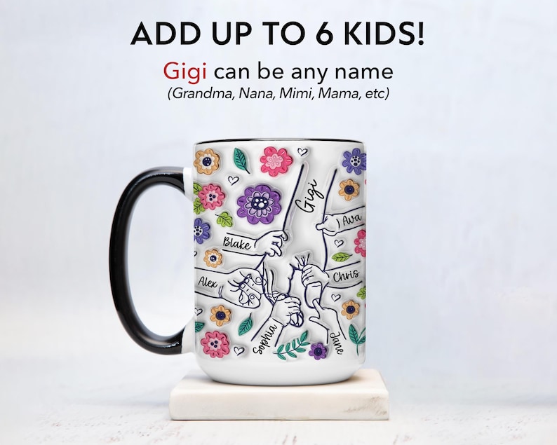 Puede incluir: Taza de caf&eacute; de cer&aacute;mica blanca con asa negra. La taza tiene un dise&ntilde;o colorido de flores e huellas de manos con nombres escritos en cada mano. El texto "ADD UP TO 6 KIDS!" est&aacute; en la parte superior de la taza. El texto "Gigi can be any name (Grandma, Nana, Mimi, Mama, etc)" est&aacute; debajo del dise&ntilde;o. Los nombres en las manos son Alex, Blake, Sophia, Jane, Ava y Chris.