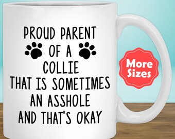 Könnte beinhalten: Eine weiße Keramik-Kaffeetasse mit schwarzem Text, der "Proud Parent of a Collie That is Sometimes an Asshole and That's Okay" lautet. Der Text ist von zwei Pfotenabdrücken umgeben. Ein roter Kreis mit dem Text "More Sizes" befindet sich in der oberen rechten Ecke der Tasse.
