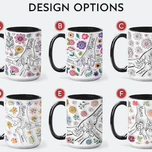Op de afbeelding: Witte keramische mokken met zwarte handvatten en randen, met bloemmotieven en het woord "Mama" met namen. De mokken tonen een hand-vasthoudend ontwerp met diverse bloemmotieven en de tekst "DESIGN OPTIONS".