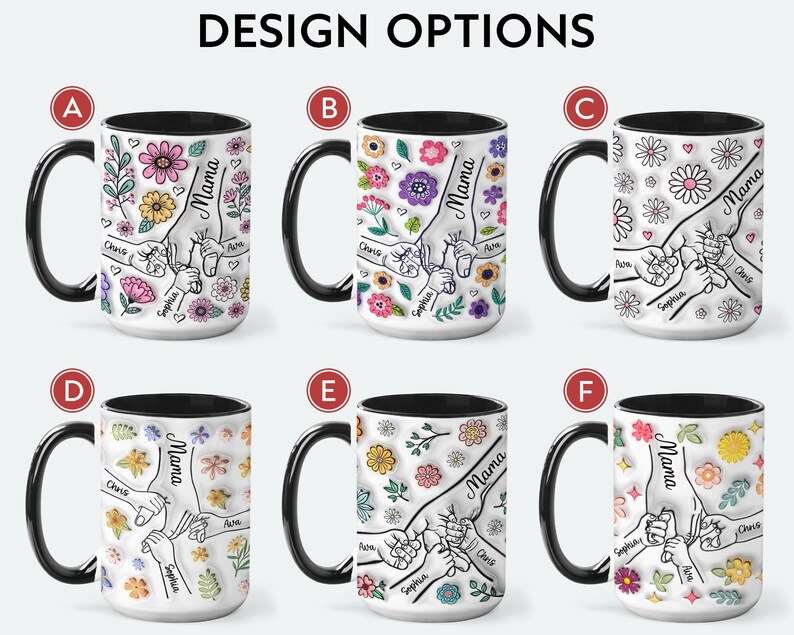 Op de afbeelding: Witte keramische mokken met zwarte handvatten en randen, met bloemmotieven en het woord "Mama" met namen. De mokken tonen een hand-vasthoudend ontwerp met diverse bloemmotieven en de tekst "DESIGN OPTIONS".