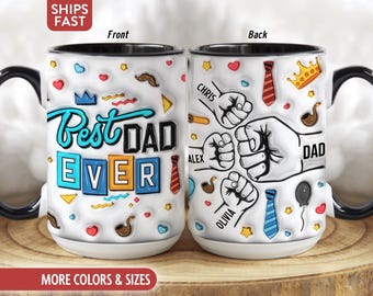 Könnte beinhalten: Weiße Keramiktasse mit schwarzem Griff und Rand, mit dem Text "Best Dad Ever" in Blau und Schwarz. Die Tasse ist mit Herzen, Kronen, Krawatten und Fäusten verziert, mit den Namen "Chris", "Alex" und "Olivia".