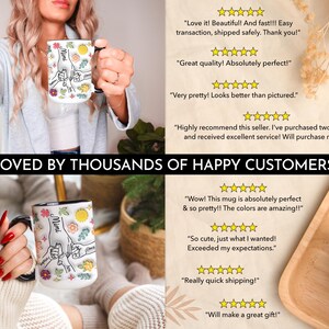 Puede incluir: Taza de cer&aacute;mica blanca con asa negra. La taza tiene un dise&ntilde;o floral con una ilustraci&oacute;n dibujada a mano de manos entrelazadas y la palabra "Mimi". La taza est&aacute; rodeada de rese&ntilde;as positivas de clientes.