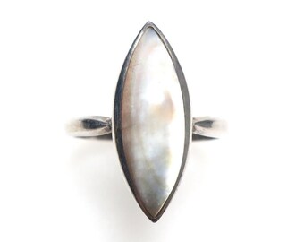 Vintage c1970s antique style sterling silver MOP mother of pearl marquise navette statement ring