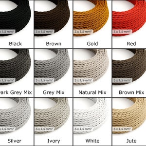Op de afbeelding: Een verzameling gevlochten elektrische kabels in diverse kleuren, waaronder zwart, bruin, goud en rood. Elke spoel is gelabeld met de kleur en specificaties: "3 x 1,5 mm&sup2;". Andere kleuren zijn donkergrijze mix, grijze mix, natuurlijke mix, bruine mix, zilver, ivoor, wit en jute.