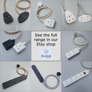 Op de afbeelding: Assortiment van zwarte en witte elektrische verlengsnoeren en stekkeradapters. De snoeren hebben een geweven, touwachtige textuur. De afbeelding bevat de tekst "See the full range in our Etsy shop" en het logo van de winkel.