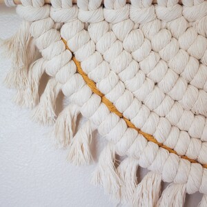 Zelfstudie halfronde macramé/muurhangpatroon afbeelding 4