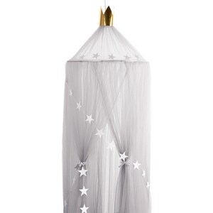 Pode incluir: Um dossel de tule cinza com uma coroa dourada no topo. O dossel tem estrelas brancas costuradas.