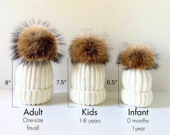 Gorros de tricô combinando com pompons de pele verdadeira: mãe, pai, filhos, bebê, criança pequena