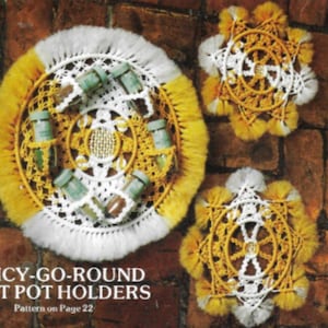 Op de afbeelding: Een gehaakte kruidenrek met een cirkelvormig ontwerp, met kleine kruidenpotjes. Het rek is wit, geel en gebroken wit. Twee bijpassende stervormige onderzetters zijn ook zichtbaar. De tekst "SPICY-GO-ROUND HOT POT HOLDERS" staat onderaan.