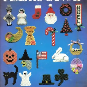 Peut inclure: Une couverture de livre avec le titre "Holiday Magnets for Plastic Canvas" et 23 motifs colorés en canevas plastique pour des aimants de vacances. Les motifs comprennent un pèlerin, une mariée, une chaussette, le Père Noël, une couronne, un sapin de Noël, une corne d'abondance, un sac, une canne en sucre, un lapin, une citrouille, une sorcière, un drapeau américain, un panier, un œuf de Pâques, un chat noir, un fantôme, un chapeau de lutin, un trèfle et des cœurs.