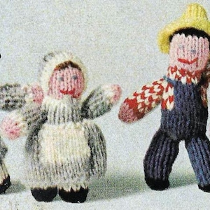Peut inclure: Quatre poupées en tricot, chacune portant des vêtements différents. Les poupées sont un pèlerin, une femme en robe blanche, un fermier et une fille en robe bleue.