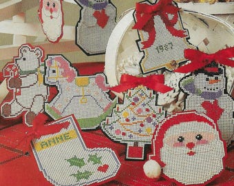 Könnte beinhalten: Ein Set mit 10 Weihnachts-Stickereien mit verschiedenen Motiven, darunter ein Schneemann, ein Strumpf, ein Weihnachtsbaum, eine Glocke, ein Schaukelpferd, ein Teddybär und der Weihnachtsmann. Die Ornamente sind alle weiß mit bunten Akzenten und perfekt, um Ihrem Weihnachtsdekor einen Hauch von handgemachtem Charme zu verleihen.