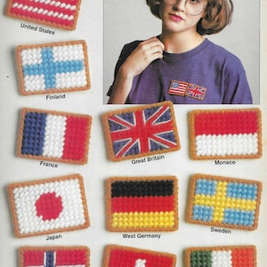 Könnte beinhalten: Eine Sammlung von Plastik-Canvas-Stickprojekten mit Flaggen aus verschiedenen Ländern, darunter die Vereinigten Staaten, Finnland, Frankreich, Großbritannien, Japan, Westdeutschland, Monaco, Schweden, Norwegen, die Schweiz und Irland.  Schnelle und einfache Plastik-Canvas.