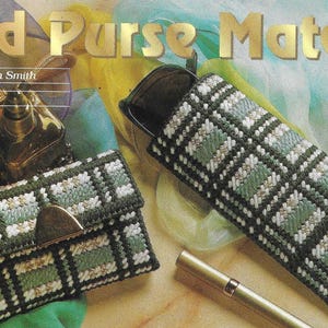 Puede incluir: Dos bolsos de mano a cuadros, uno un pequeño bolso de mano y el otro un estuche para gafas, ambos con un patrón de cuadros verde, blanco y negro. El título "Plaid Purse Mates" está impreso en letras doradas sobre los bolsos de mano. El texto "By Trudy Bath Smith" está impreso debajo del título. El texto "Instructions on Page 20" está impreso debajo del nombre del autor.