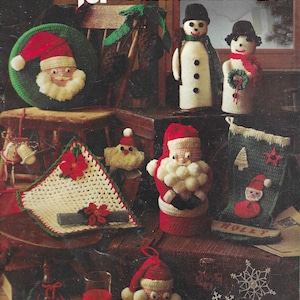 Może przedstawiać: Broszura z wzorami na szydełkowe ozdoby świąteczne, w tym Świętego Mikołaja, bałwana, skarpetki i wianka. Broszura nosi tytuł "Crochet for Christmas" i jest częścią serii Leisure Arts.