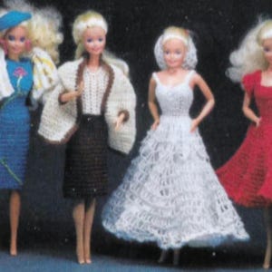 Quattro abiti vintage per bambole di moda, modello all&#39;uncinetto in PDF, vestiti, cappelli, borsa