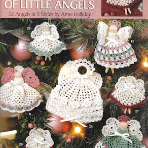 Puede incluir: Un libro titulado "Big Book of Little Angels" con una imagen de portada de adornos de ángeles de ganchillo colgados de un árbol de Navidad. El título del libro también dice "32 Angels in 5 Styles by Anne Halliday".