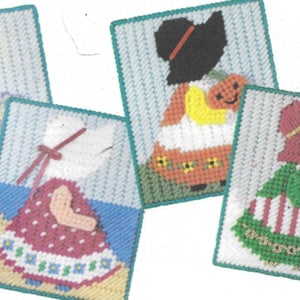 Pode incluir: Quatro projetos de artesanato em tela plástica com diferentes personagens. Cada projeto é um quadrado pequeno com fundo branco e borda verde. Os personagens são uma menina com um vestido roxo, uma menina com um vestido vermelho, uma menina com um vestido listrado verde e branco e uma menina com um vestido laranja.