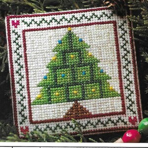 Könnte beinhalten: Ein Kreuzstichmuster eines grünen Weihnachtsbaums mit gelben und blauen Ornamenten. Der Baum ist von einem roten und grünen Rand umgeben.